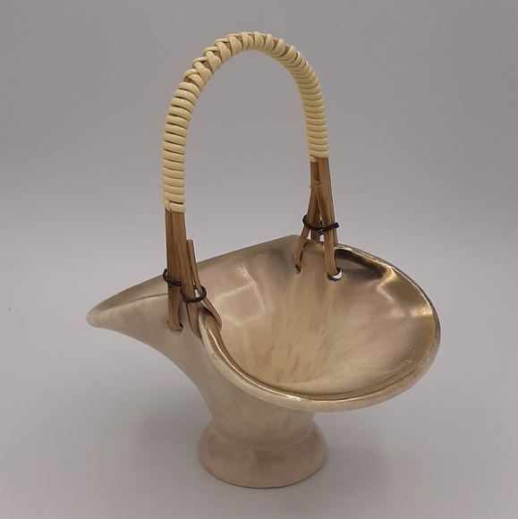 Vintage West Germany Pottery Beige Pinched Basket with Wooden Handles and Golden - Picture 4 of 9